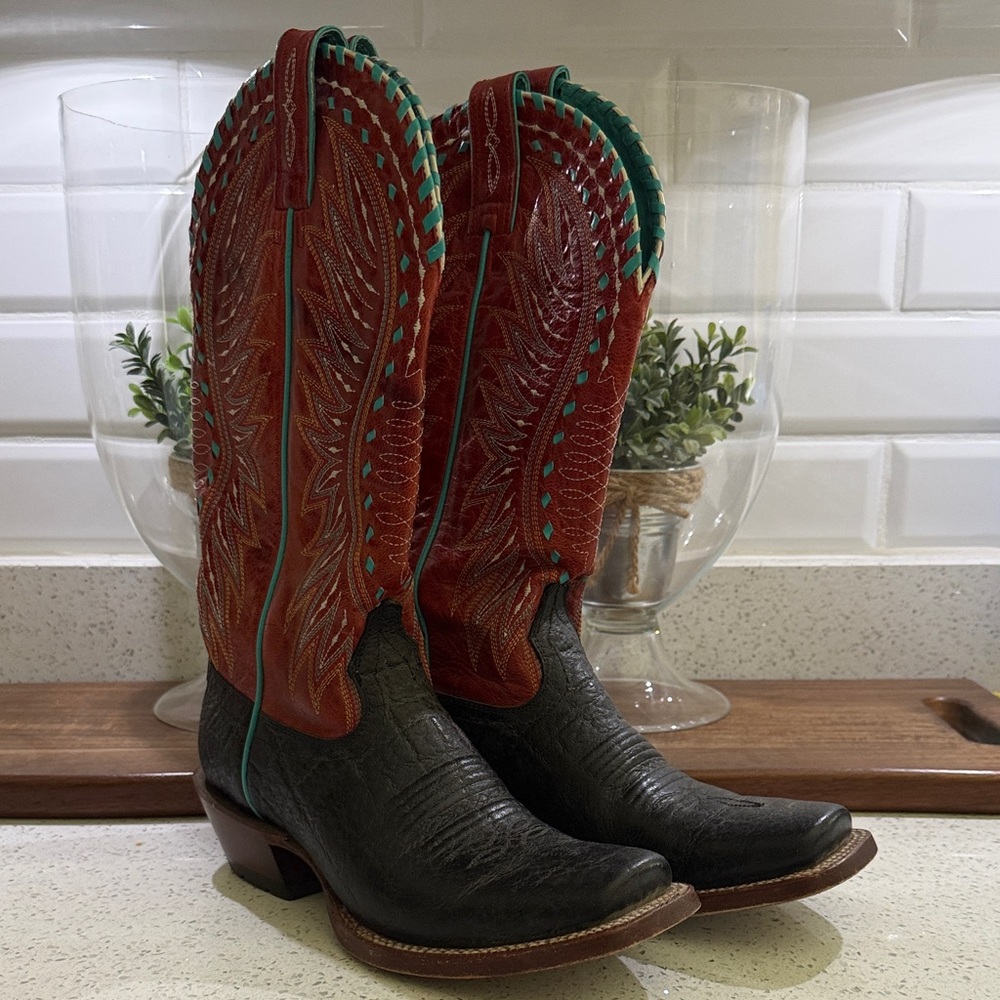 Stylish Two-Tone Heeled Boots - Black and Brown